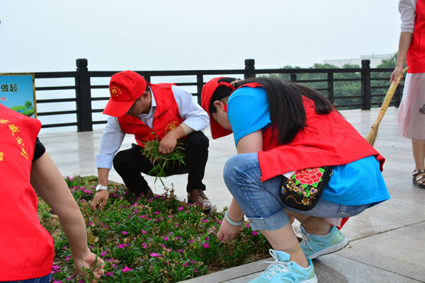 7月3日东盛公司党支部组织党员开展“保护母亲湖”环保志愿者服务
